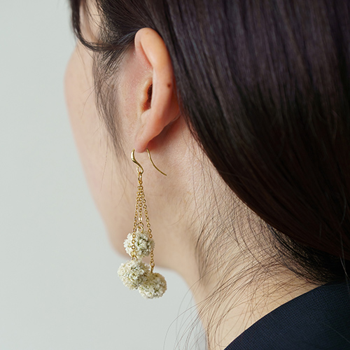 かすみ草ピアス／イヤリング